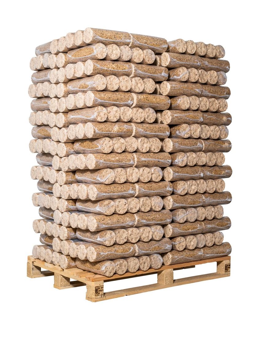 Palette de briquettes de bois résineux en paquets filmés