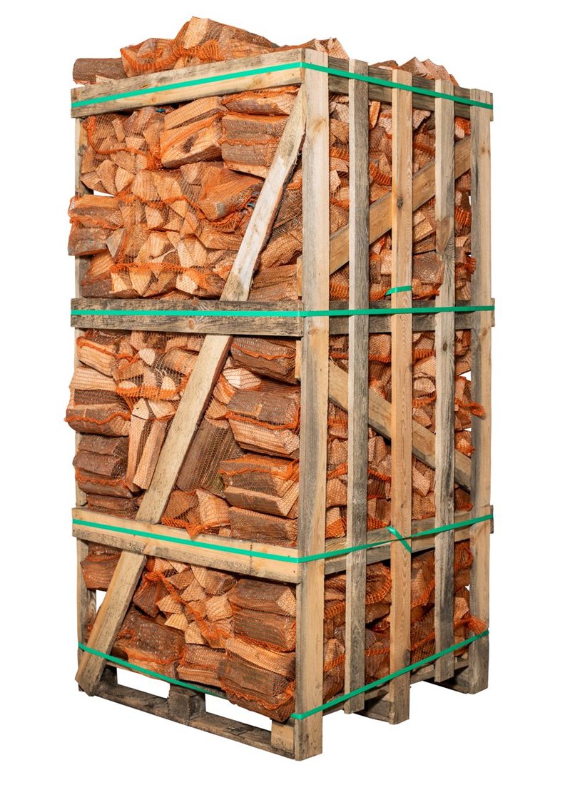 Palette de sacs en filet orange de bûches de hêtre, vue de trois quarts