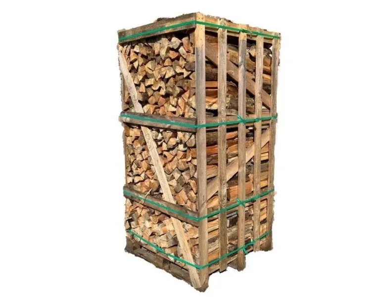 Palette de bûches de pin et d’épicéa dans un cadre en bois, cerclée de sangles vertes