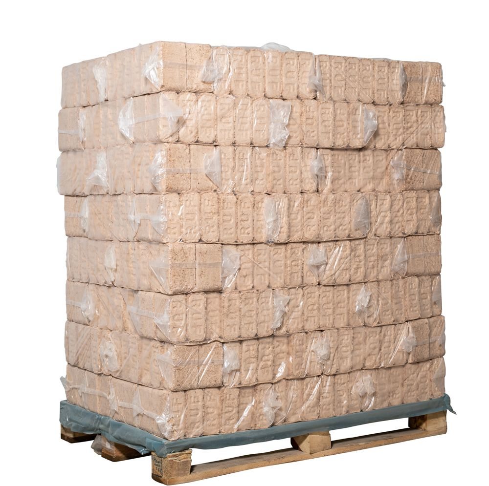 Palette de briquettes de hêtre rectangulaires en paquets filmés, vue de trois quarts