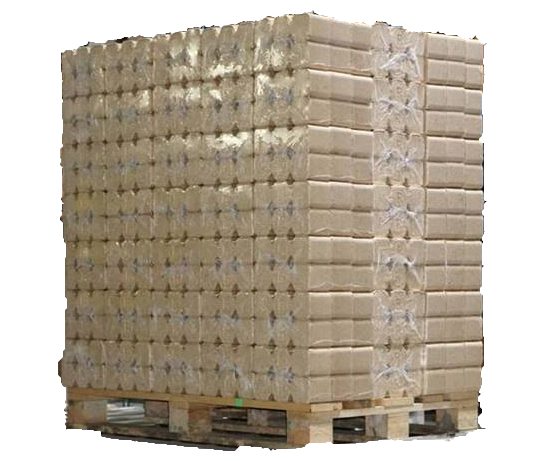 Palette de paquets de briquettes de bois résineux de forme carrée
